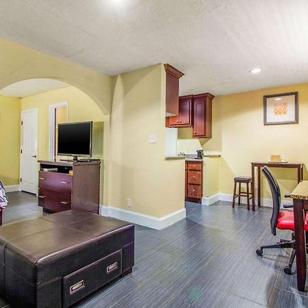 Rodeway Inn & Suites Houston Near Medical Center Екстериор снимка