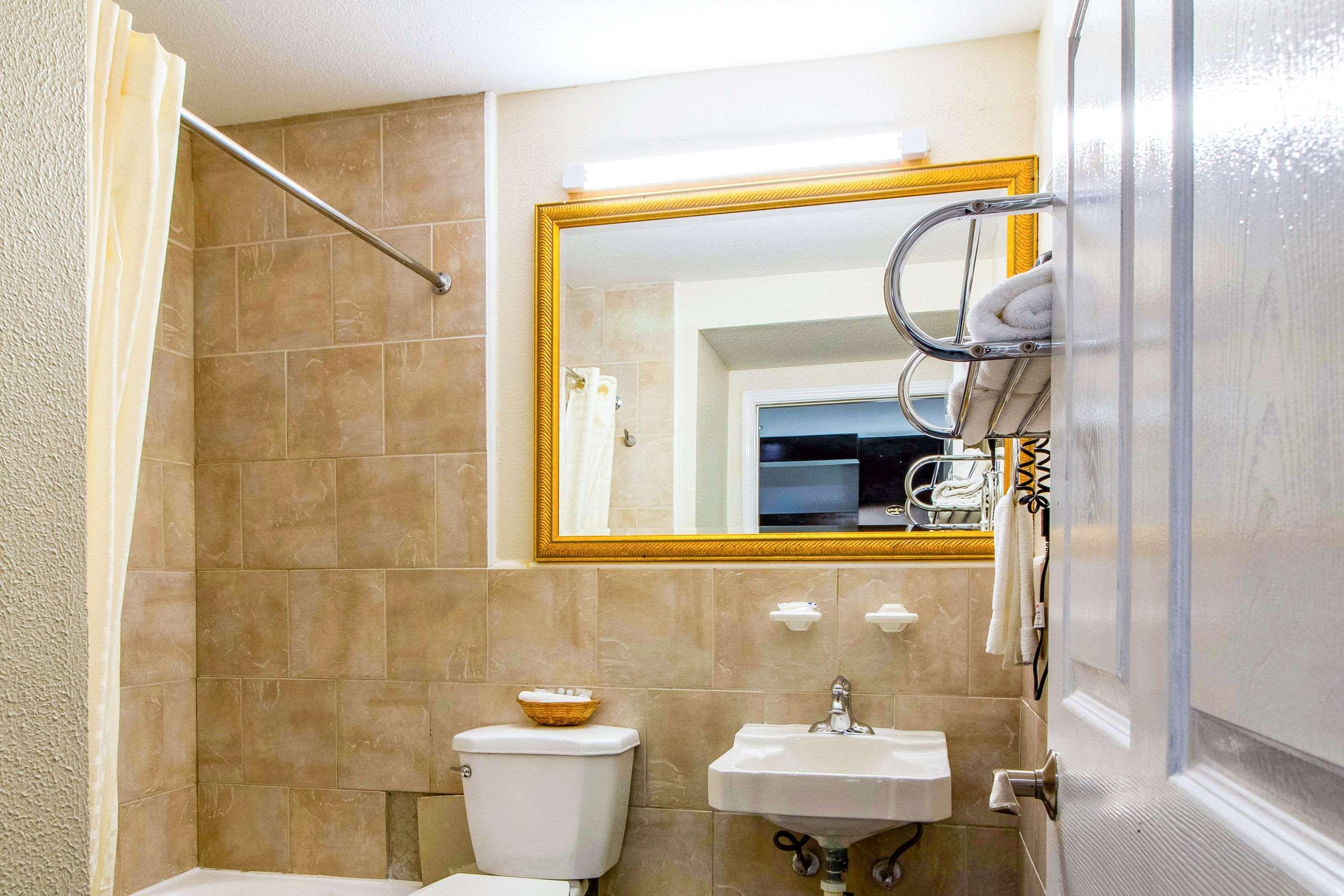 Rodeway Inn & Suites Houston Near Medical Center Екстериор снимка
