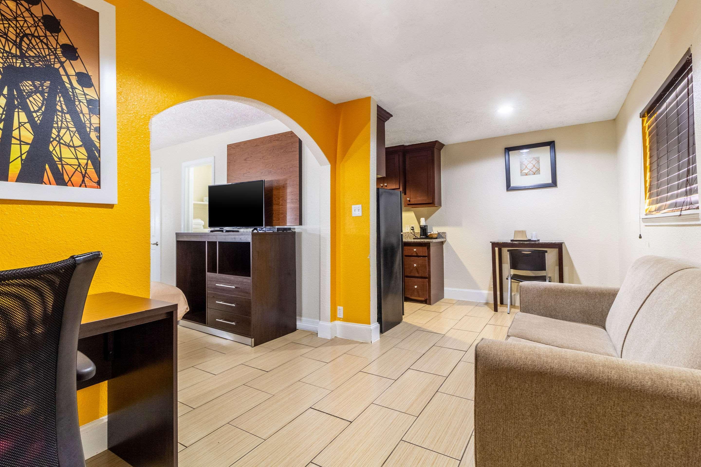 Rodeway Inn & Suites Houston Near Medical Center Екстериор снимка