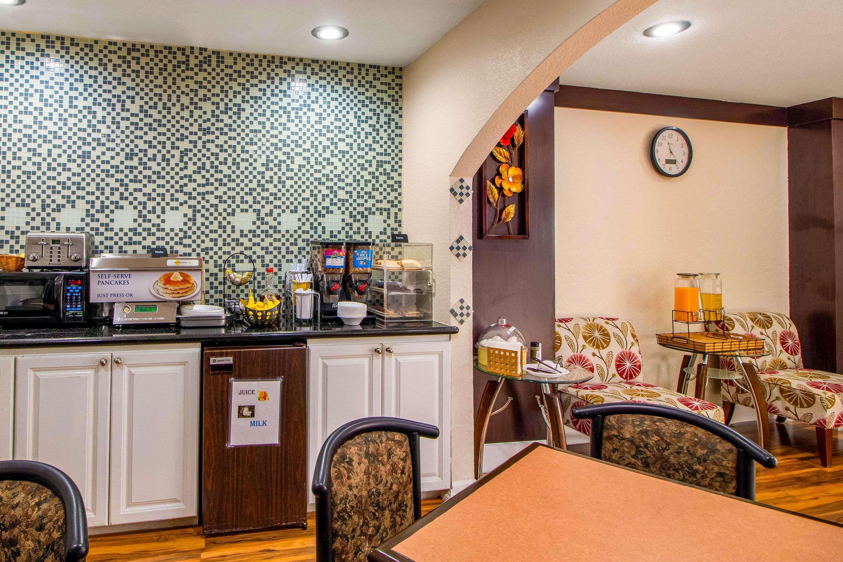 Rodeway Inn & Suites Houston Near Medical Center Екстериор снимка
