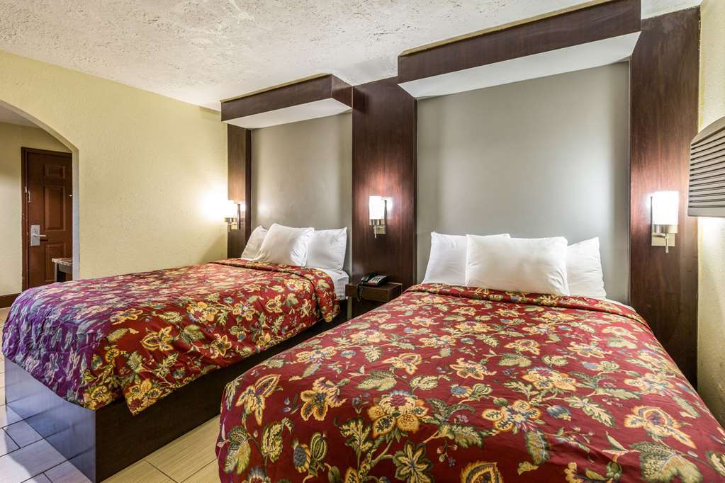 Rodeway Inn & Suites Houston Near Medical Center Стая снимка