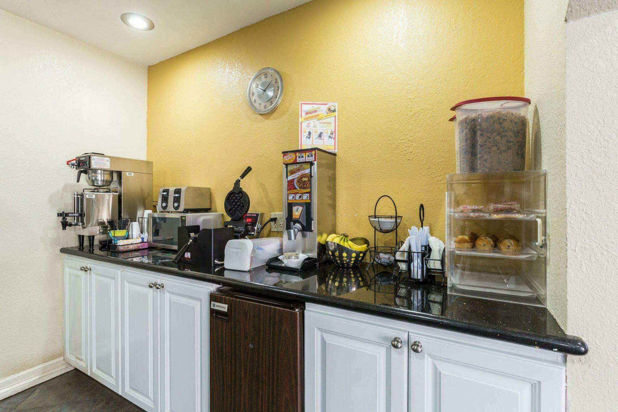 Rodeway Inn & Suites Houston Near Medical Center Екстериор снимка