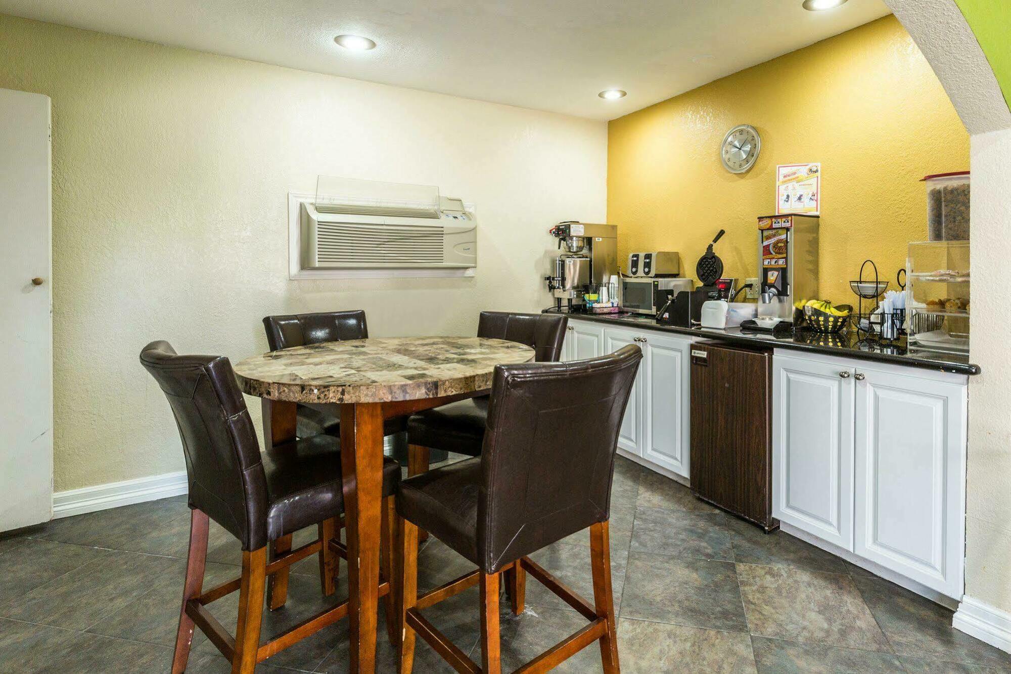 Rodeway Inn & Suites Houston Near Medical Center Екстериор снимка