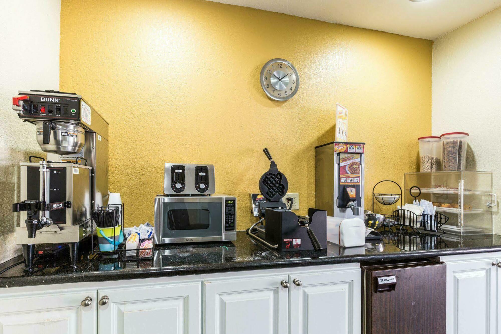 Rodeway Inn & Suites Houston Near Medical Center Екстериор снимка