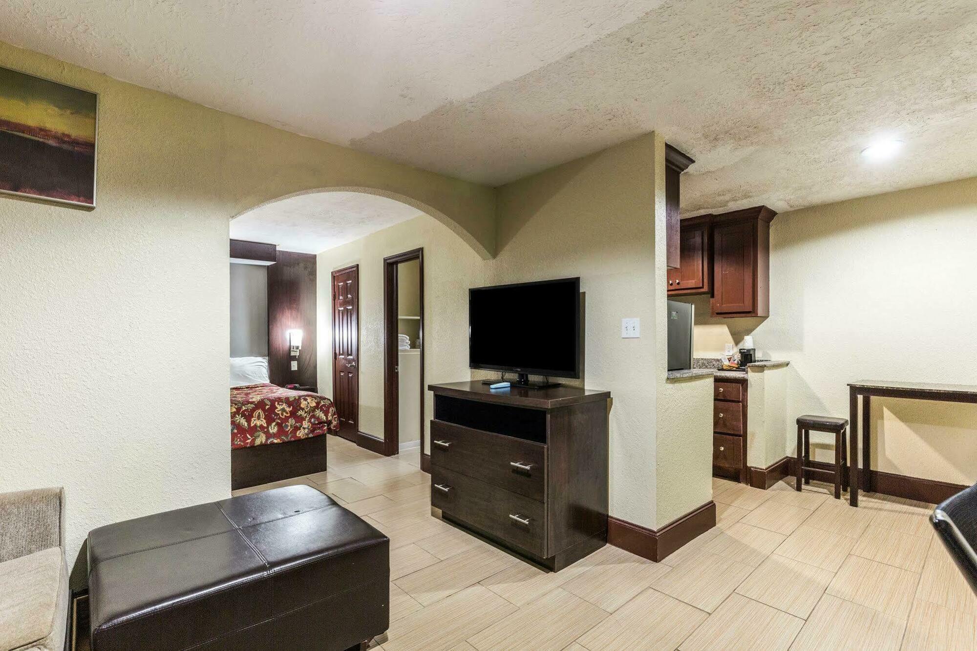 Rodeway Inn & Suites Houston Near Medical Center Екстериор снимка