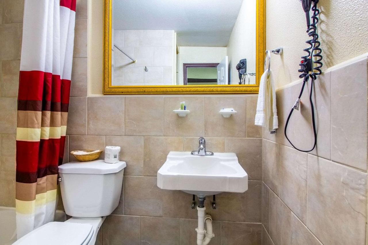 Rodeway Inn & Suites Houston Near Medical Center Екстериор снимка