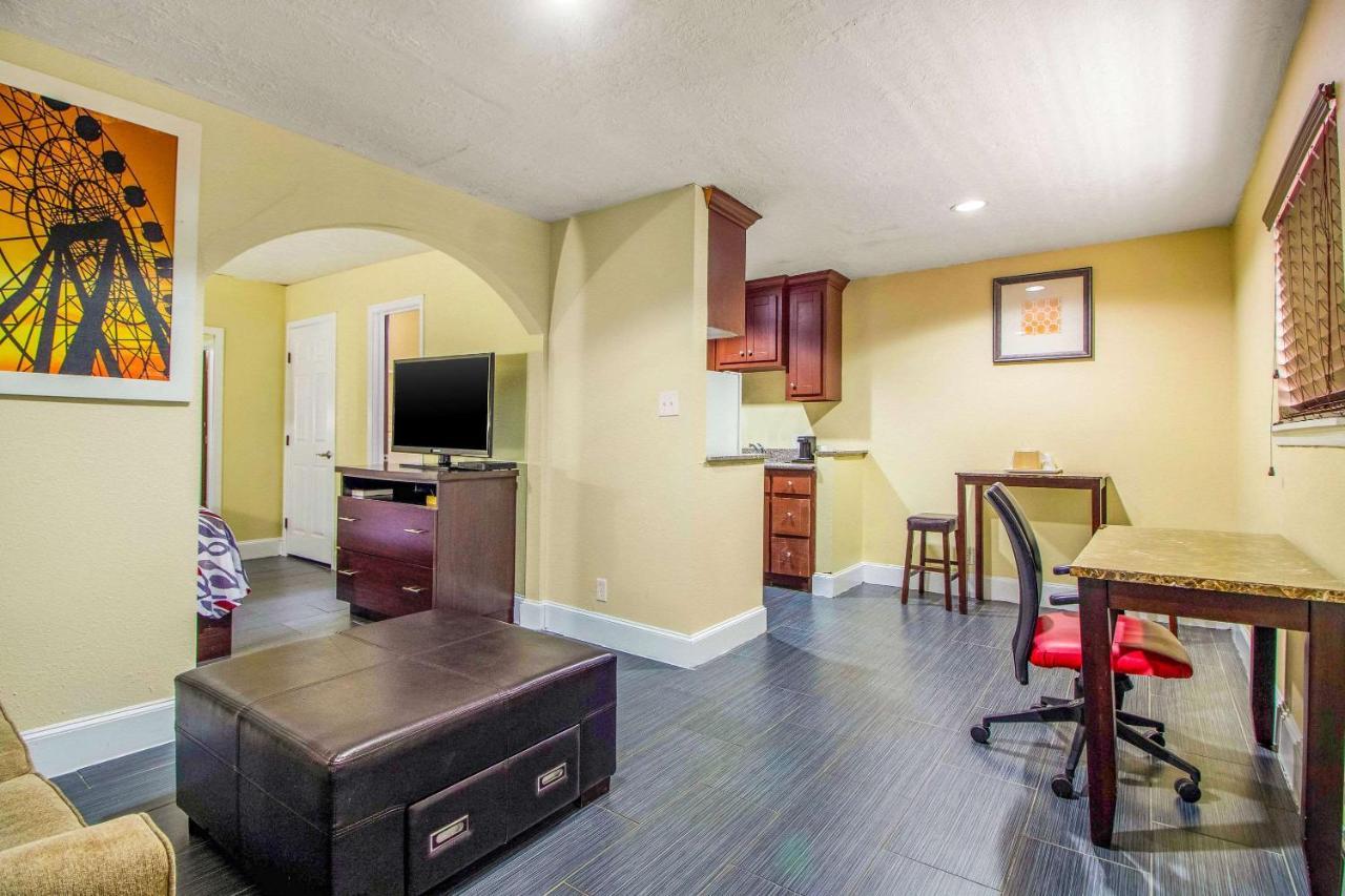 Rodeway Inn & Suites Houston Near Medical Center Екстериор снимка